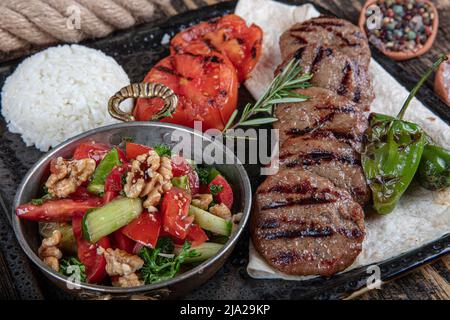 Türkische Fleischbällchen traditionelle Kofte. Würzige Fleischbällchen Kebab oder Kebap. Stockfoto
