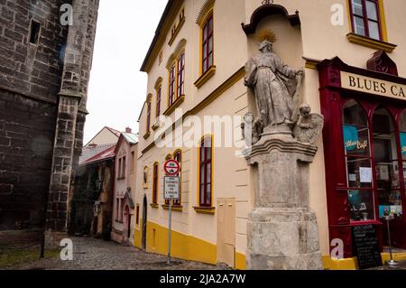 Barocke Statue in einer Ecknische im gut erhaltenen mittelalterlichen Kutná Hora, Tschechische Republik. Stockfoto