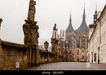 Neogotische Dachtürme von St. Barbarakirche und frühbarocker Turm des Jesuitenkollegs in Kutná Hora, Tschechische Republik. Stockfoto