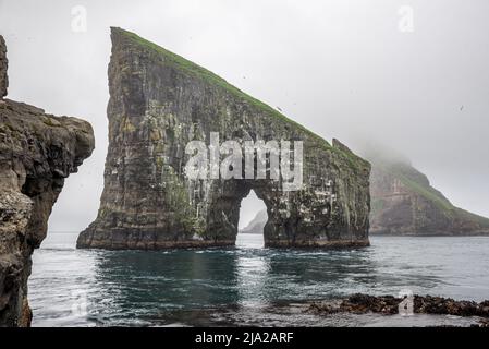 Gesteinsformation Drangarnir, die von zwei Meeresstapeln in der Nähe von Vagar, Färöer Inseln, gebildet wird Stockfoto