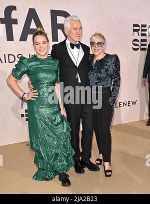 Cannes, Frankreich. 26.. Mai 2022. CANNES, FRANKREICH. 25. Mai 2022: Catherine Martin, Lillian Amanda Luhrmann & Baz Luhrmann bei der amfAR Gala Cannes 2022 beim Festival de Cannes 75.. Bildquelle: Paul Smith/Alamy Live News Stockfoto