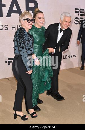 Cannes, Frankreich. 26.. Mai 2022. CANNES, FRANKREICH. 25. Mai 2022: Catherine Martin, Lillian Amanda Luhrmann & Baz Luhrmann bei der amfAR Gala Cannes 2022 beim Festival de Cannes 75.. Bildquelle: Paul Smith/Alamy Live News Stockfoto