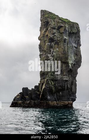 Felsformation Drangarnir, die von zwei Meeresstapeln aus gesehen von einem Boot, Vagar, Färöer-Inseln, gebildet wird Stockfoto