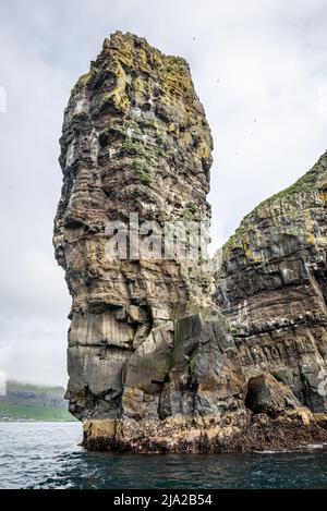 Felsformation Drangarnir, die von zwei Meeresstapeln aus gesehen von einem Boot, Vagar, Färöer-Inseln, gebildet wird Stockfoto