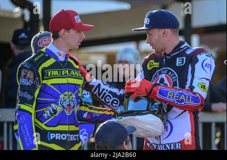 SHEFFIELD, GROSSBRITANNIEN. MAI 26. Tobiasz Musielak (links) mit Matej Žagar während des SGB Premiership-Spiels zwischen Sheffield Tigers und Belle Vue Aces am Donnerstag, den 26.. Mai 2022 im Owlerton Stadium in Sheffield. (Kredit: Ian Charles | MI News) Kredit: MI News & Sport /Alamy Live News Stockfoto