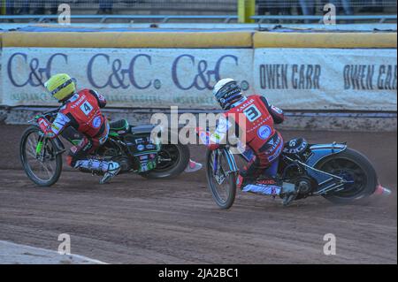 SHEFFIELD, GROSSBRITANNIEN. MAI 26. Charles Wright (Gelb) und Matej Žagar (Weiß) sind während des SGB-Premiership-Spiels zwischen Sheffield Tigers und Belle Vue Aces am Donnerstag, den 26.. Mai 2022, auf dem Weg zu den maximalen Wärmepunkten im Owlerton Stadium in Sheffield. (Kredit: Ian Charles | MI News) Kredit: MI News & Sport /Alamy Live News Stockfoto