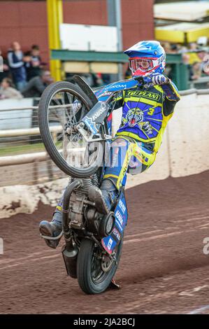 SHEFFIELD, GROSSBRITANNIEN. MAI 26. Tobiasz Musielak Wheelies während des SGB Premiership Spiels zwischen Sheffield Tigers und Belle Vue Aces am Donnerstag, den 26.. Mai 2022 im Owlerton Stadium, Sheffield. (Kredit: Ian Charles | MI News) Kredit: MI News & Sport /Alamy Live News Stockfoto