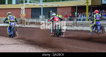 SHEFFIELD, GROSSBRITANNIEN. MAI 26. Kyle Howarth (Blau), Tom Brennan (Weiß) und Tobiasz Musielak (Rot) verlassen die Startlinie während des SGB Premiership-Spiels zwischen Sheffield Tigers und Belle Vue Aces am Donnerstag, dem 26.. Mai 2022 im Owlerton Stadium, Sheffield. (Kredit: Ian Charles | MI News) Kredit: MI News & Sport /Alamy Live News Stockfoto