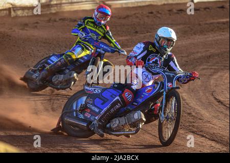 SHEFFIELD, GROSSBRITANNIEN. MAI 26. Matej Žagar (Weiß) führt Tobiasz Musielak (Rot) während des SGB Premiership-Spiels zwischen Sheffield Tigers und Belle Vue Aces am Donnerstag, den 26.. Mai 2022, im Owlerton Stadium in Sheffield an. (Kredit: Ian Charles | MI News) Kredit: MI News & Sport /Alamy Live News Stockfoto