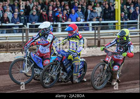 SHEFFIELD, GROSSBRITANNIEN. MAI 26. Tobiasz Musielak (Rot) und Matej Žagar (Weiß) kämpfen sich am Donnerstag, den 26.. Mai 2022, im Owlerton Stadium in Sheffield gegen Tom Brennan im Innern beim SGB Premiership-Spiel zwischen Sheffield Tigers und Belle Vue Aces. (Kredit: Ian Charles | MI News) Kredit: MI News & Sport /Alamy Live News Stockfoto