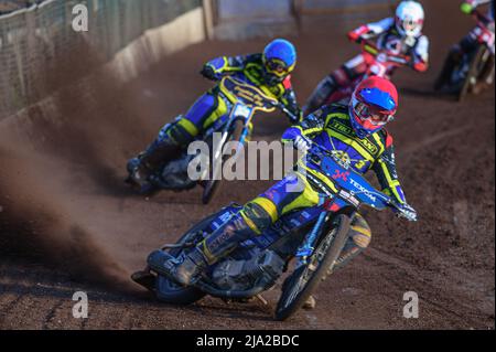 SHEFFIELD, GROSSBRITANNIEN. MAI 26. Tobiasz Musielak (Rot) führt Kyle Howarth (Blau) und Max Fricke (Weiß) während des SGB Premiership-Spiels zwischen Sheffield Tigers und Belle Vue Aces am Donnerstag, dem 26.. Mai 2022, im Owlerton Stadium in Sheffield an. (Kredit: Ian Charles | MI News) Kredit: MI News & Sport /Alamy Live News Stockfoto