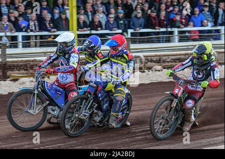 SHEFFIELD, GROSSBRITANNIEN. MAI 26. Tobiasz Musielak (Rot) und Matej Žagar (Weiß) kämpfen beim SGB-Premiership-Spiel zwischen Sheffield Tigers und Belle Vue Aces am Donnerstag, dem 26.. Mai 2022, im Owlerton Stadium in Sheffield mit Tom Brennan auf der Innenseite und Connor Mountain (Blau) dahinter. (Kredit: Ian Charles | MI News) Kredit: MI News & Sport /Alamy Live News Stockfoto