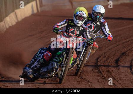 SHEFFIELD, GROSSBRITANNIEN. MAI 26. Charles Wright (Gelb) führt Matej Žagar (Weiß) während des SGB Premiership-Spiels zwischen Sheffield Tigers und Belle Vue Aces am Donnerstag, den 26.. Mai 2022 im Owlerton Stadium in Sheffield an. (Kredit: Ian Charles | MI News) Kredit: MI News & Sport /Alamy Live News Stockfoto