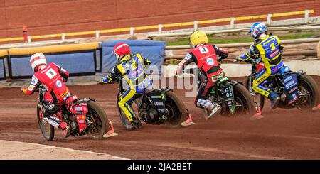 SHEFFIELD, GROSSBRITANNIEN. MAI 26. Max Fricke (Weiß) Craig Cook (Rot) Charles Wright (Gelb) und Tobiasz Musielak (Blau) haben am Donnerstag, dem 26.. Mai 2022, beim SGB Premiership-Spiel zwischen Sheffield Tigers und Belle Vue Aces im Owlerton Stadium, Sheffield, die erste Runde getroffen. (Kredit: Ian Charles | MI News) Kredit: MI News & Sport /Alamy Live News Stockfoto