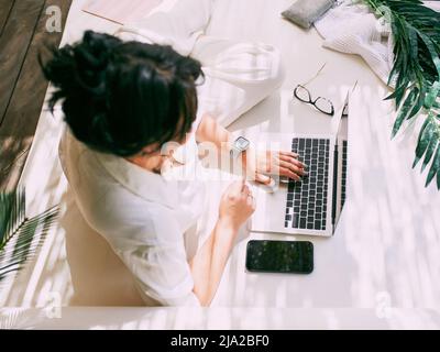 Schöne Frau Unternehmer Freiberufler arbeiten aus der Ferne. Draufsicht. Bildung, Reisen, Geschäftskonzept Stockfoto