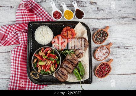 Türkische Fleischbällchen traditionelle Kofte. Würzige Fleischbällchen Kebab oder Kebap. Stockfoto