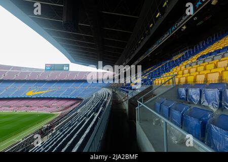 BARCELONA, SPANIEN - 23. MAI 2021: Blick auf das Fußballfeld Nou Camp Stadion Stockfoto