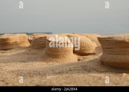 Natürliche Wind- und Sandskulpturen in der ostsee und im Golf von riga in Lettland. Himmel und Meer im Hintergrund Stockfoto