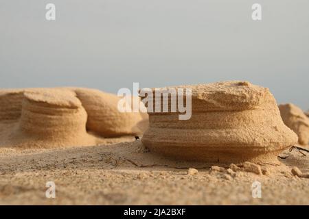 Natürliche Wind- und Sandskulpturen in der ostsee und im Golf von riga in Lettland. Himmel und Meer im Hintergrund Stockfoto
