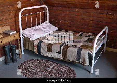 Nachmittagssonnenlicht strömt durch ein Schlafzimmerfenster im Indian River Life-Saving Station Museum an der Delaware Seashore im Sussex County, Delaware. Stockfoto