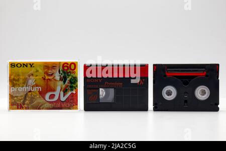 Vintage Sony Premium Mini DV ME-Videokassette. Technologie im Retro-Stil auf weißem Hintergrund isoliert. Stockfoto