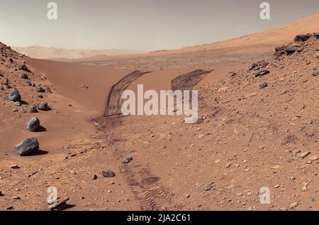Landschaft auf dem Mars. Rover nach dem Überqueren einer Düne. Elemente dieses Bildes wurden von der NASA eingerichtet. Stockfoto