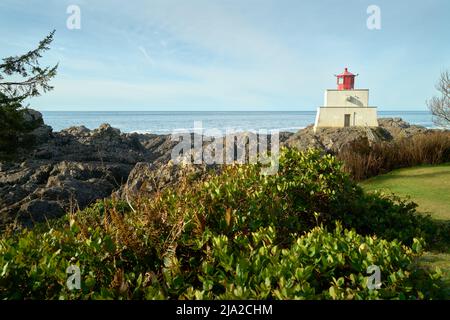 Amphitrit Point Lighthouse Ucluelet BC. Amphitrite Point Lighthouse mit Blick auf den Pazifik. Ucluelet, Vancouver Island, BC Stockfoto