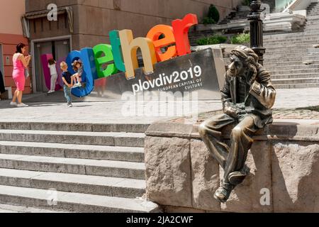 Plovdiv, Bulgarien - 23.05.2022: Die Statue von Milyo mit einem gemeinsamen Zeichen im Zentrum von Plovdiv, Bulgarien. Stockfoto