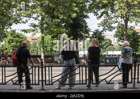 Bild eines Schildes einer Bushaltestelle des Belgrader öffentlichen Nahverkehrs auf der Trg Republike mit Menschen, die auf einen Bus warten. Das APS Belgrad ist öffentlich Stockfoto