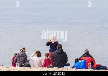 Foto von Menschen, einer Familie, die an einem sonnigen Nachmittag ein Foto der Gruppenfamilie auf der Pyla-Sanddüne machen. Die Düne von Pilat (Dune du Pilat in Stockfoto