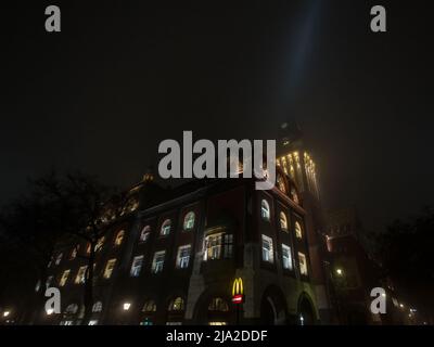 Bild des Turms des Rathauses von Subotica in der Nacht befindet sich das Rathaus von Subotica in Subotica, in der Provinz Vojvodina und der Distri Stockfoto