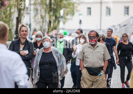 Bild einer weißen kaukasischen älteren Frau und eines Mannes in Ljubljana, der Hauptstadt Sloweniens, während sie während des Coronavirus eine Atemmaske trug Stockfoto