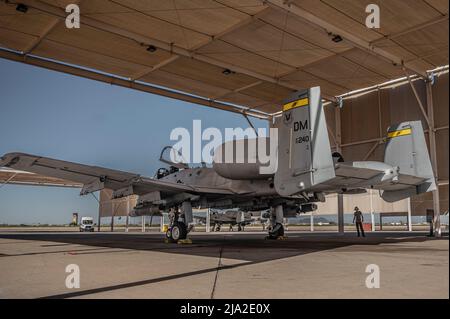 Der US Air Force Airman Logan Lantz, 357. Fighter Generation Squadron A-10 Thunderbolt II Crewchef, führt auf der Davis-Monthan Air Force Base, Arizona, am 25. Mai 2022 eine Vorflugkontrolle an einer A-10 durch. Die 357. FGS bietet direkte Wartungsunterstützung für die 354. Fighter Squadron, nach dem Air Combat Command orientierten Maintenance Organization Konstrukt. (USA Luftwaffe Foto von Senior Airman Kaitlyn Ergish) Stockfoto