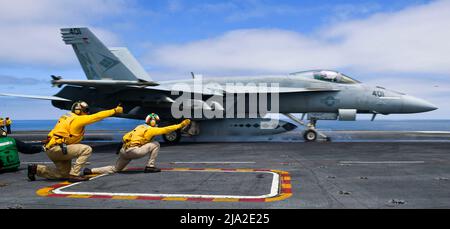 220525-N-DU622-2258 PAZIFISCHER OZEAN (25. Mai 2022) eine FA-18E Super Hornet aus den 'Blue Diamonds' des Strike Fighter Squadron (VFA) 146 startet vom Flugdeck des Flugzeugträgers USS Nimitz (CVN 68). Nimitz ist derzeit im Flottenbereich der USA 3. unterwegs. (USA Navy Foto von Mass Communication Specialist 3. Class Justin McTaggart) Stockfoto