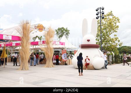 Chanthaburi, Thailand. 26.. Mai 2022. Architektur in der zentralen Chanthaburi, die Thainess und natürliche Materialien in der Dekoration kombiniert und verwendet das Provinzsymbol, das Kaninchen, als eine Komponente, die die Identität von Chanthaburi als auch anzeigt. (Bild: © Adirach Toumlamoon/Pacific Press via ZUMA Press Wire) Stockfoto