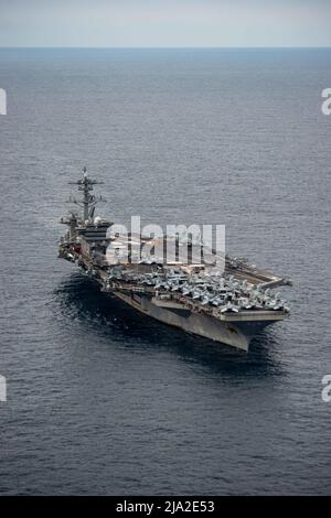 220520-N-DW158-2045 PAZIFISCHER OZEAN (20. Mai 2022) USS Abraham Lincoln (CVN 72) dampft während einer vertikalen Aufstockung neben dem einzigen vorwärts eingesetzten Flugzeugträger der US Navy USS Ronald Reagan (CVN 76). Ronald Reagan, das Flaggschiff der Carrier Strike Group 5, stellt eine kampfbereite Kraft zur Verfügung, die die Vereinigten Staaten schützt und verteidigt und Allianzen, Partnerschaften und kollektive maritime Interessen in der Indo-Pazifik-Region unterstützt. (USA Navy Foto von Mass Communication Specialist 3. Class Grey Gibson) Stockfoto