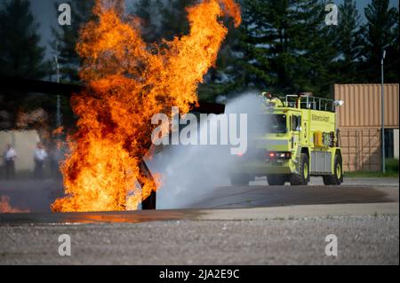 Mitglieder der 375. Civil Engineer Squadron Fire Department und der MidAmerica Fire Department löschten am 12. Mai 2022 einen kontrollierten Brand auf der Scott Air Force Base, Illinois. Diese Schulung muss von jedem Feuerwehrmann absolviert werden, der von der Luftfahrtbehörde des Bundes für die Durchführung von Aufgaben auf Fluglinien zertifiziert werden muss. (USA Foto der Luftwaffe von Staff Sgt. Solomon Cook) Stockfoto