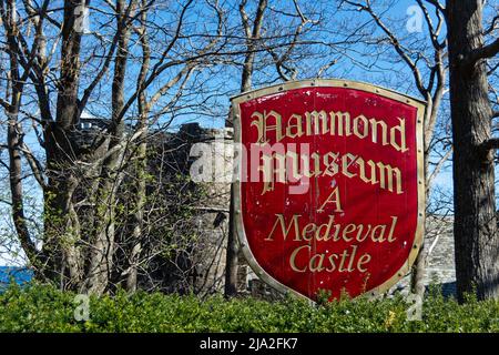 Das Schild für das Hammond Castle Museum mit dem Schloss im Hintergrund. Stockfoto