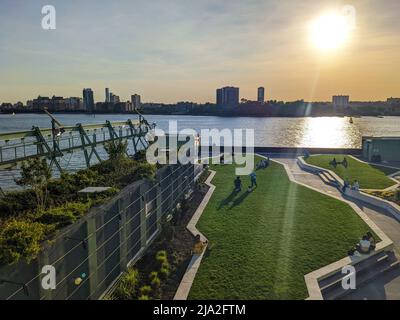 New Yorks neuester Rooftop Park Pier 57 in New York City am 26. Mai 2022. Stockfoto