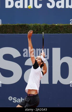 BARCELONA - APR 19: Lloyd Harris in Aktion während des Barcelona Open Banc Sabadell Tennisturniers im Real Club De Tenis Barcelona am 19. April 2022 Stockfoto