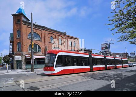 Toronto, Ontario, Kanada - 25. Mai 2022: Straßenbahnen oder Straßenbahnen, die auf in die Straße eingebetteten Schienen fahren, sind in älteren Ländern eine gängige Form des öffentlichen Nahverkehrs Stockfoto