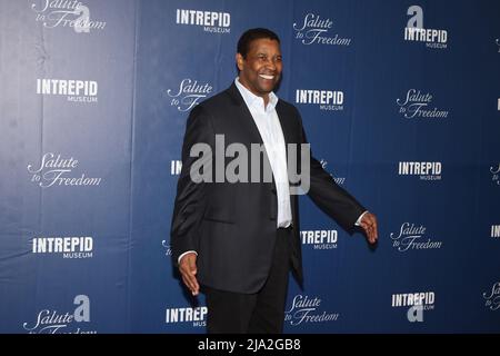 New York, Usa. 26.. Mai 2022. Denzel Washington trifft am 16. Mai 2022 in New York, NY, am Intrepid Sea, Air & Space Museum in New York, NY, ein, bei der die jährliche Gala „Salute to Freedom“ zum Preis des mit dem Academy Award ausgezeichneten Schauspielers, Regisseurs, Produzenten und Philanthropen Denzel Washington und des General Dynamics Executive Vice President for Marine Systems, Robert Smith, verliehen wird. (Foto von Udo Salters/Sipa USA). Quelle: SIPA USA/Alamy Live News Stockfoto