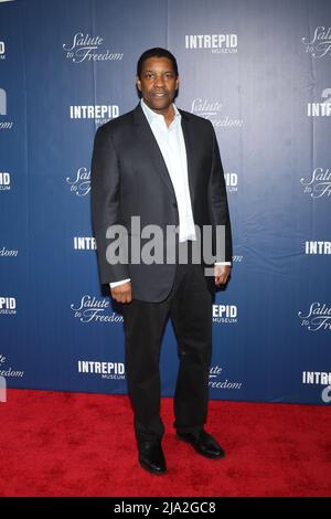 New York, Usa. 26.. Mai 2022. Denzel Washington trifft am 16. Mai 2022 in New York, NY, am Intrepid Sea, Air & Space Museum in New York, NY, ein, bei der die jährliche Gala „Salute to Freedom“ zum Preis des mit dem Academy Award ausgezeichneten Schauspielers, Regisseurs, Produzenten und Philanthropen Denzel Washington und des General Dynamics Executive Vice President for Marine Systems, Robert Smith, verliehen wird. (Foto von Udo Salters/Sipa USA). Quelle: SIPA USA/Alamy Live News Stockfoto