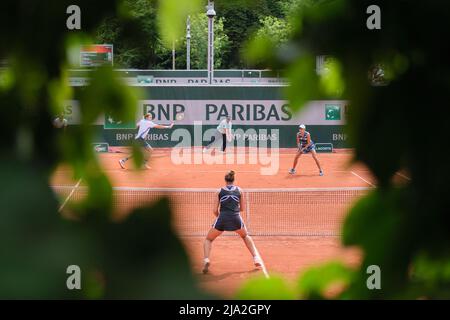 Paris, Frankreich. 26.. Mai 2022. Zhang Shuai (1. R)/Nicolas Mahut (4. R) treten am 26. Mai 2022 beim French Open Tennisturnier in Roland Garros in Paris, Frankreich, beim Mixed Double First Round Match zwischen Zhang Shuai (China)/Nicolas Mahut (Frankreich) und Beatriz Haddad Maia/Bruno Soares (Brasilien) an. Quelle: Meng Dingbo/Xinhua/Alamy Live News Stockfoto