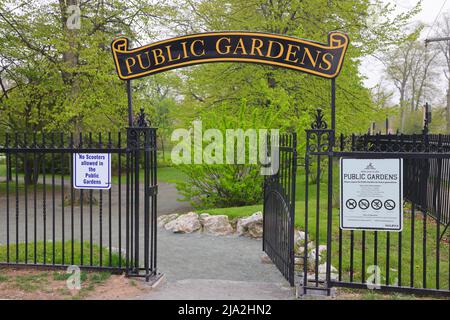 Seiteneingang des viktorianischen Halifax Public Garden, gegründet 1867, Spring Garden Road, HALIFAX, NOVA SCOTIA - MAI 2022 Stockfoto