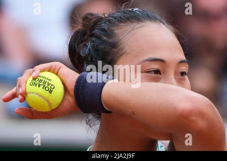 Paris, Frankreich. 26.. Mai 2022. Zheng Qinwen reagiert während des Spiels der Frauen in der zweiten Runde zwischen Zheng Qinwen aus China und Simona Halep aus Rumänien beim French Open Tennisturnier in Roland Garros in Paris, Frankreich, am 26. Mai 2022. Quelle: Meng Dingbo/Xinhua/Alamy Live News Stockfoto