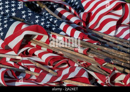 Dallas, Usa. 25.. Mai 2022. Alte und abgenutzte Flaggen, die in den Ruhestand treten sollen, warten darauf, von Mitgliedern der American Legion abgeholt zu werden. Mitglieder der American Legion, Boy Scouts und Girl Scouts haben in Vorbereitung auf den Memorial Day-Feiertag zerfetzte Flaggen auf Friedhofs ersetzt. Kredit: SOPA Images Limited/Alamy Live Nachrichten Stockfoto