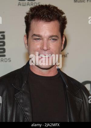 Los Angeles, USA. 04. Dez 2002. Ray Liotta kommt zu den VH1 2002 Big Awards, die am 4. Dezember bei den Grand Olympic ausgetragen werden 2002,001-LiottaRay10 Ray Liotta, der Schauspieler, der am besten für Mobster bekannt ist, ist gestorben. Er war 67 Jahre alt. Quelle: Tsuni/USA/Alamy Live News Stockfoto