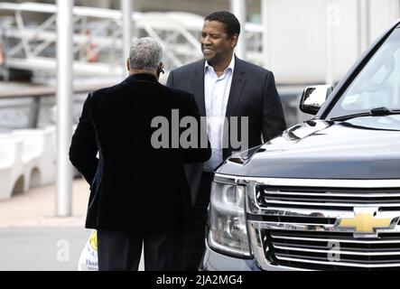 New York, Usa. 26.. Mai 2022. Der US-Schauspieler Denzel Washington, rechts, kommt am Donnerstag, den 26. Mai 2022, bei der Gala „Salute to Freedom“ des Intrepid Sea-Air-Space Museums 2022 in New York City an. Foto von Peter Foley/UPI Credit: UPI/Alamy Live News Stockfoto