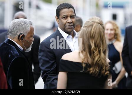 New York, Usa. 26.. Mai 2022. Der US-Schauspieler Denzel Washington, Center, kommt am Donnerstag, den 26. Mai 2022, bei der Gala „Salute to Freedom“ des Intrepid Sea-Air-Space Museums 2022 in New York City an. Foto von Peter Foley/UPI Credit: UPI/Alamy Live News Stockfoto